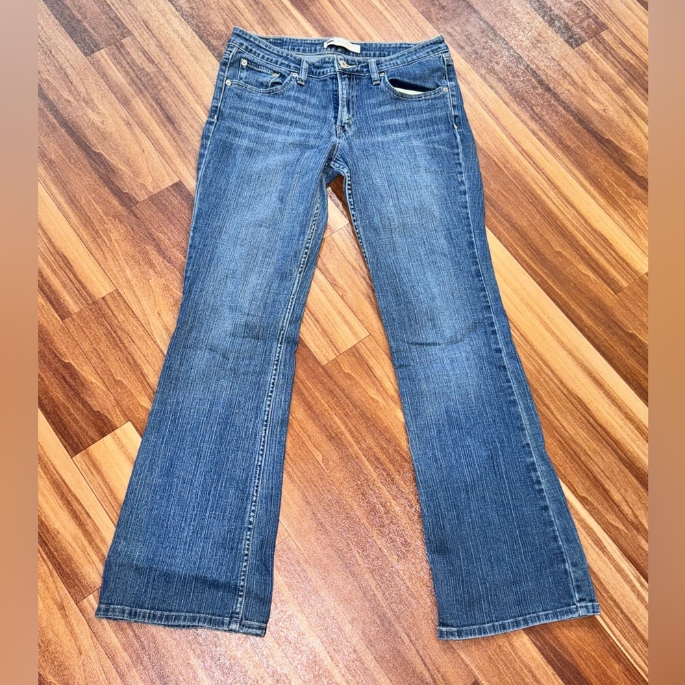 Levi's Women's flare Leg Jeans in Classic Blue